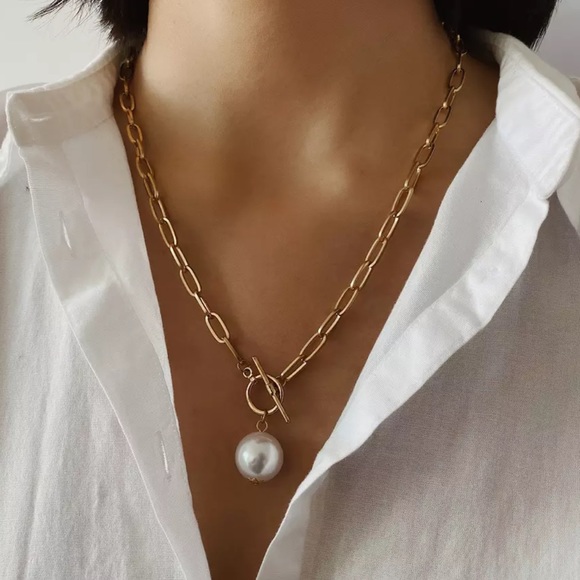 Jewelry - Elegant Gold Chain Necklace with Pearl Pendant